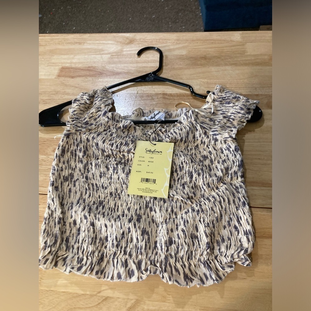4/$25 Salty Lemon cropped shirt in beige in size Medium. Super cute 🦋